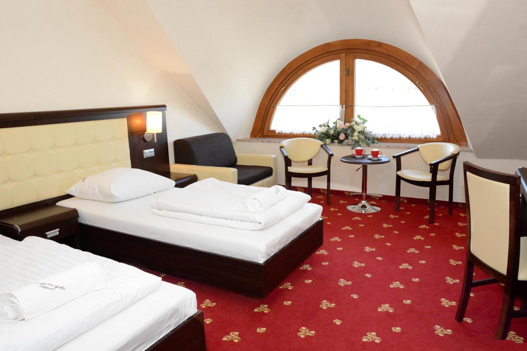 Hotel Swietokrzyski Dwor Nowa Slupia Ngoại thất bức ảnh
