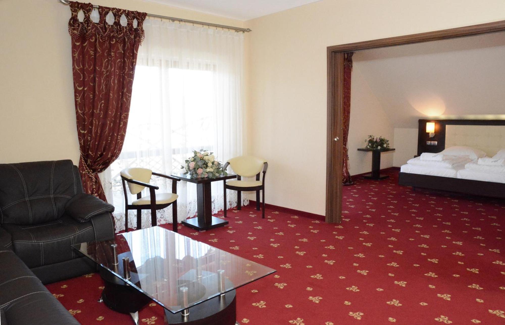 Hotel Swietokrzyski Dwor Nowa Slupia Ngoại thất bức ảnh