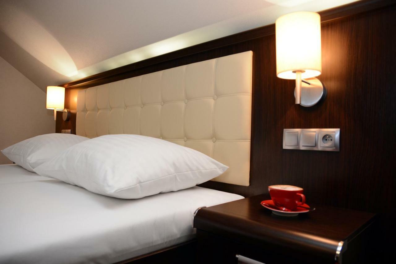 Hotel Swietokrzyski Dwor Nowa Slupia Ngoại thất bức ảnh
